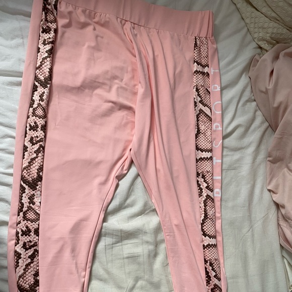 Pretty Little Thing - Picture 1 of 4